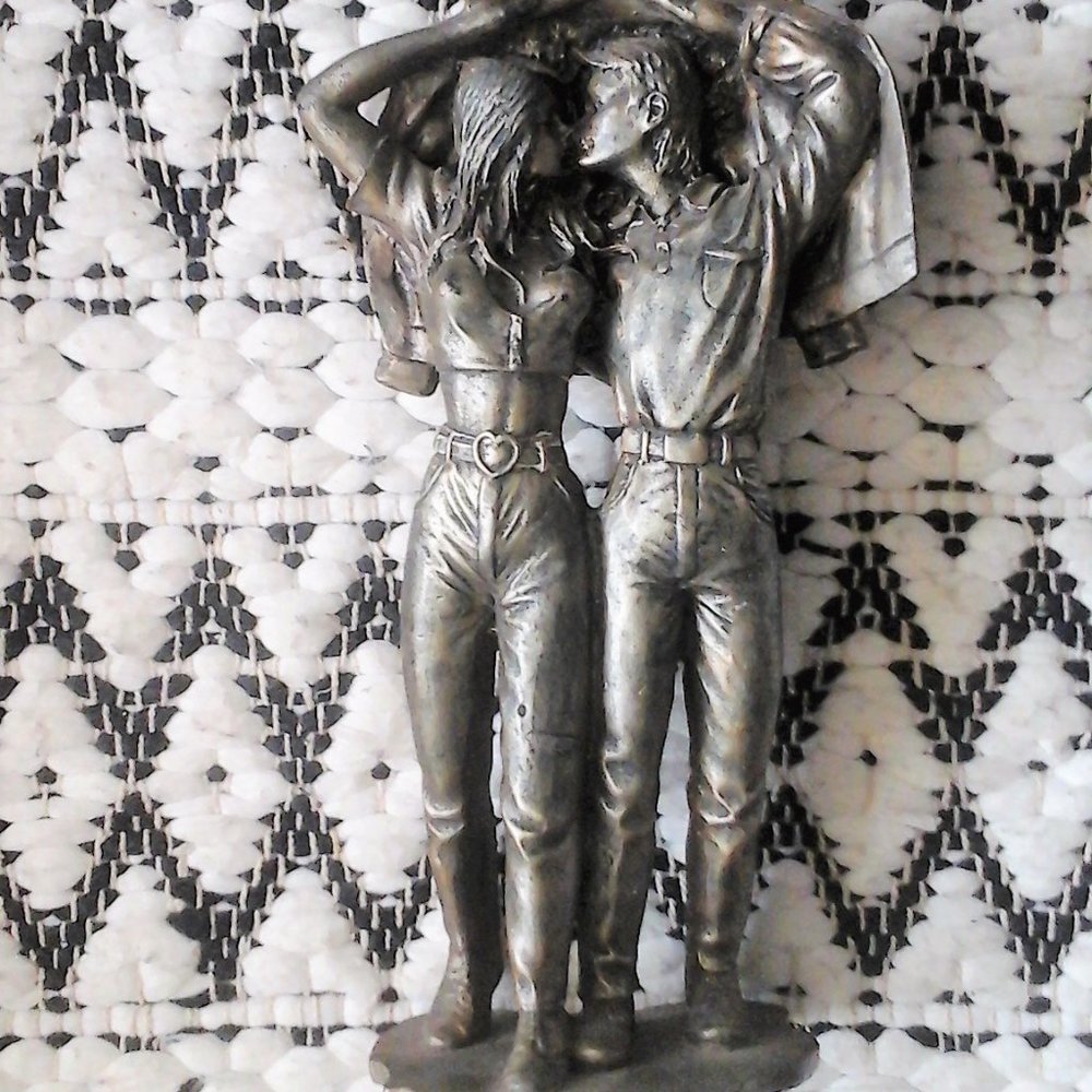 Vintage Couple Kissing In The Rain Art Sculpture